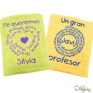 Toalla bordada con los nombres de los niños