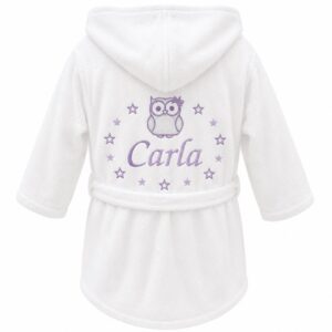 Albornoz infantil blanco personalizado con nombre y bordado de búho en tonos morados.