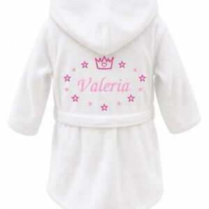 Albornoz infantil blanco personalizado con nombre y bordado de corona en tonos rosa.