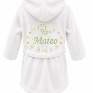 Albornoz infantil blanco personalizado con nombre y bordado de dinosaurio en tonos verde pistacho y amarillo.