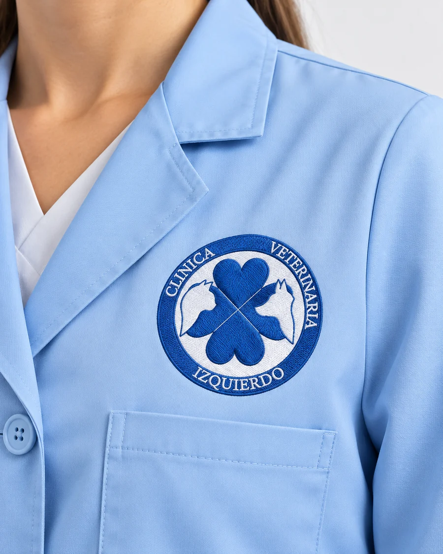Bata celeste de clínica veterinaria con logotipo circular azul bordado