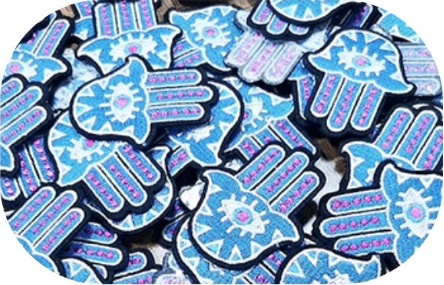 Parches bordados azules y rosas con forma de mano